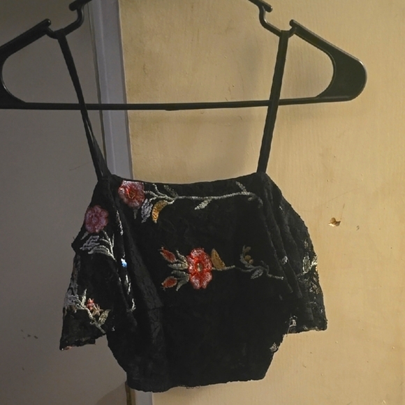 LF Tops - Elli White Floral Embroidered Black Lace Top (S)(NWT) 🖤✨️